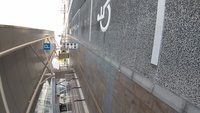 Medium_入口前障害者用一時駐車場から入口通路　dsc_2416